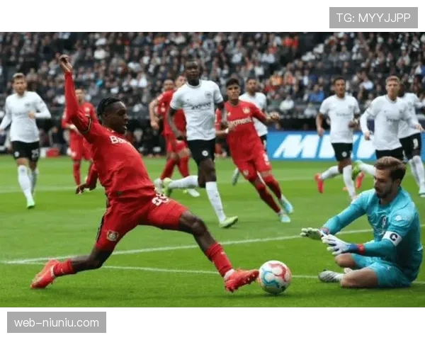 勒沃库森对阵圣保利第13分钟，夸安萨头球击中横梁反弹至门将背部弹入网窝