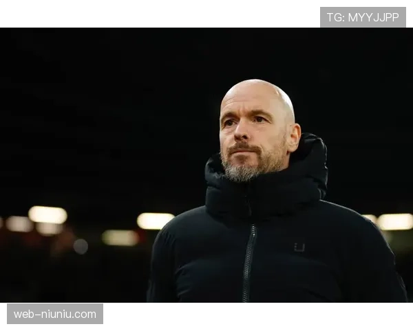 直播镜头多次给到教练席，滕哈赫不断比划手势要求阵型前压